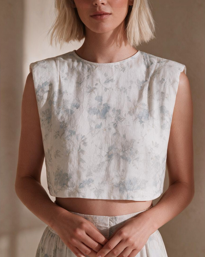 Top corto Yanet Collective blanco sin mangas con estampado floral azul suave y textura ligera de algodón