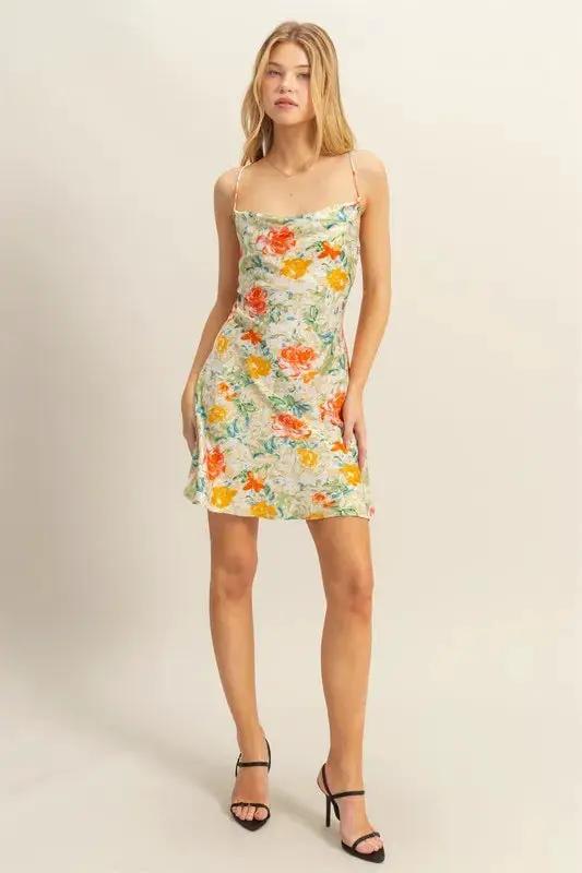Vestido Satén Floral Ajustado con Cuello Drapeado para Mujer - Estilo y Elegancia by SKEMO