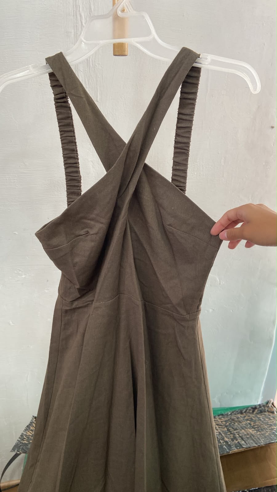Vestido Midi Marrón con Espalda Cruzada y Tirantes Fruncidos