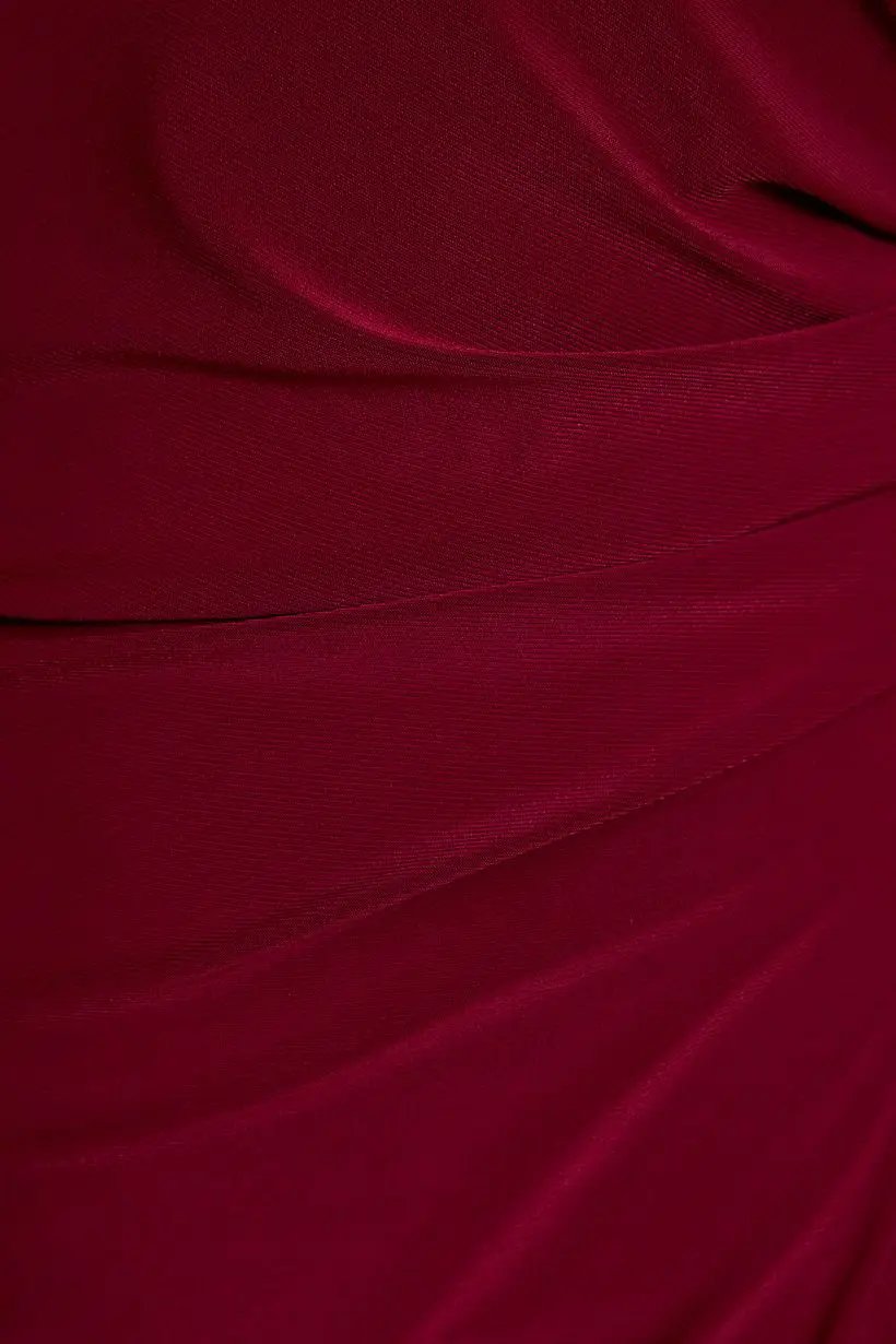 Vestido Burdeos vino con Escote Asimétrico 💃 y Fruncido Lateral | Manga Larga Elegante para Mujer by Yanet Collective