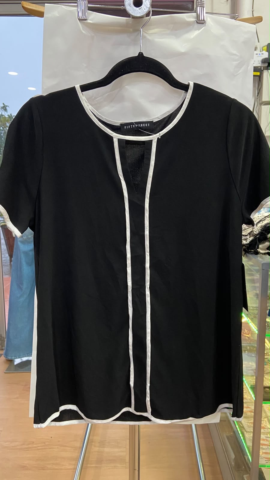 Top Negro de Manga Corta con Ribete en Contraste | Estilo Boutique