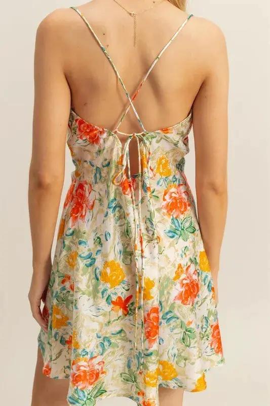 Vestido Satén Floral Ajustado con Cuello Drapeado para Mujer - Estilo y Elegancia by SKEMO