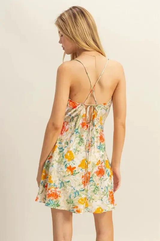 Vestido Satén Floral Ajustado con Cuello Drapeado para Mujer - Estilo y Elegancia by SKEMO