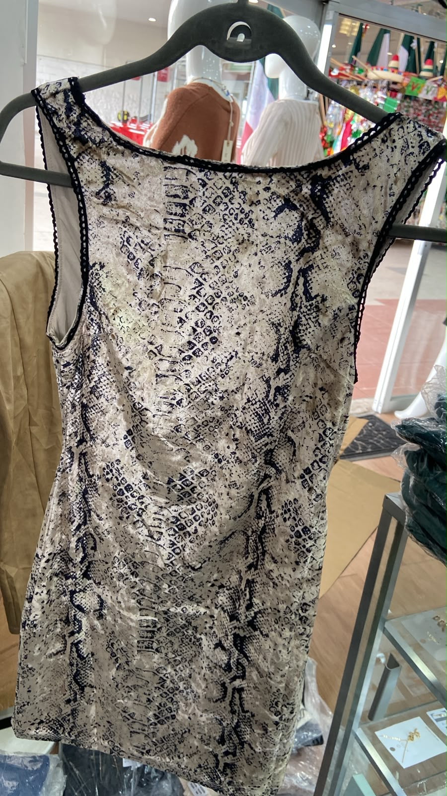 Vestido Ajustado Sin Mangas Beige con Estampado de Serpiente