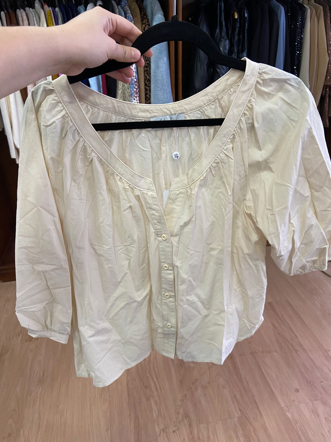 Blusa Crema de Botones con Pliegues - Estilo Boutique