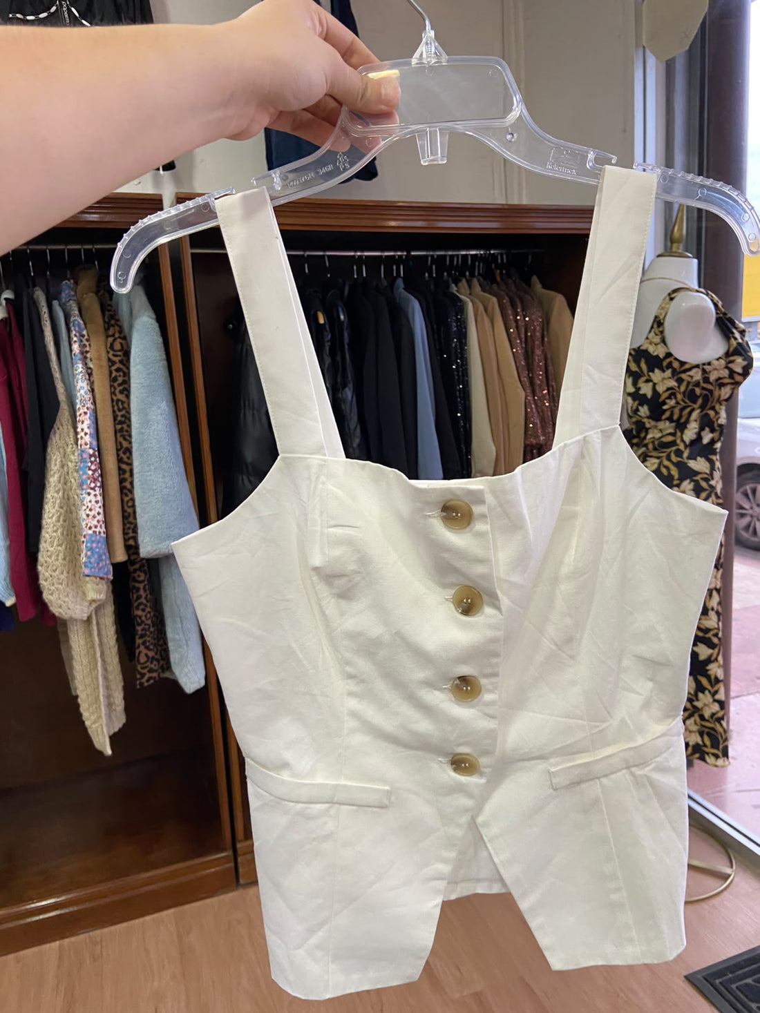 Blusa Blanca Sin Mangas con Botones Dorados - Estilo Boutique