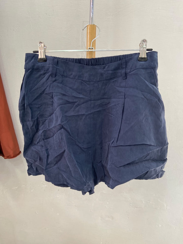Shorts Azul Marino de Tiro Alto con Detalle Plisado - Estilo Boutique