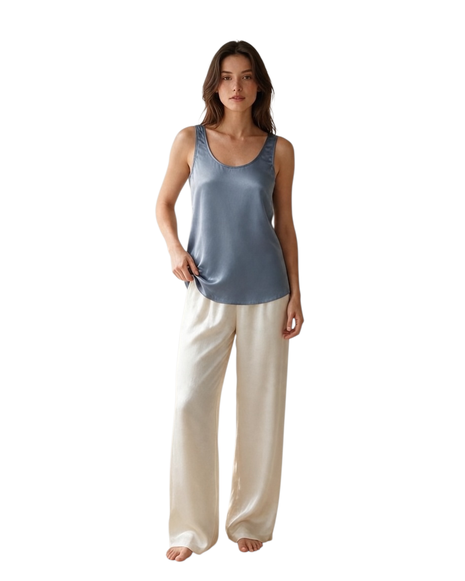Modelo vistiendo camiseta sin mangas azul de Yanet Collective con textura suave y cuello redondo sobre pantalón beige