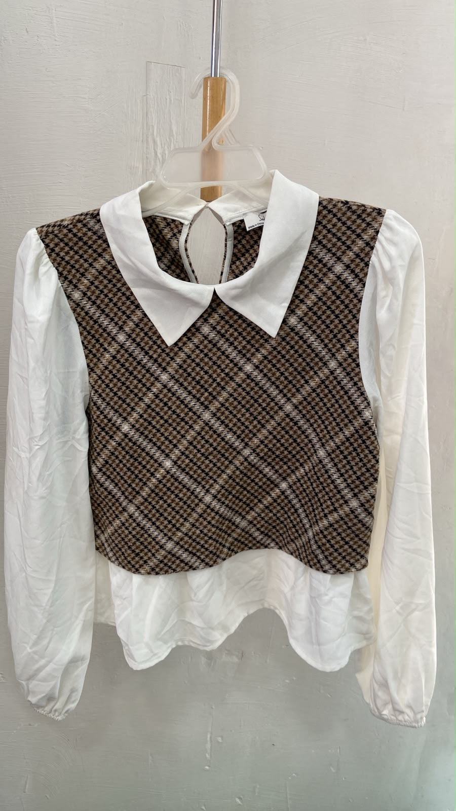 Top Corto de Cuadros Marrón con Cuello - Estilo Boutique