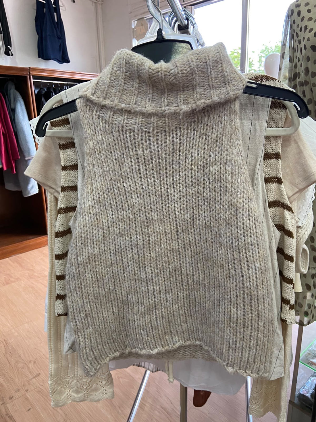 Suéter Sin Mangas Cuello Alto Crema - Elegancia Minimalista