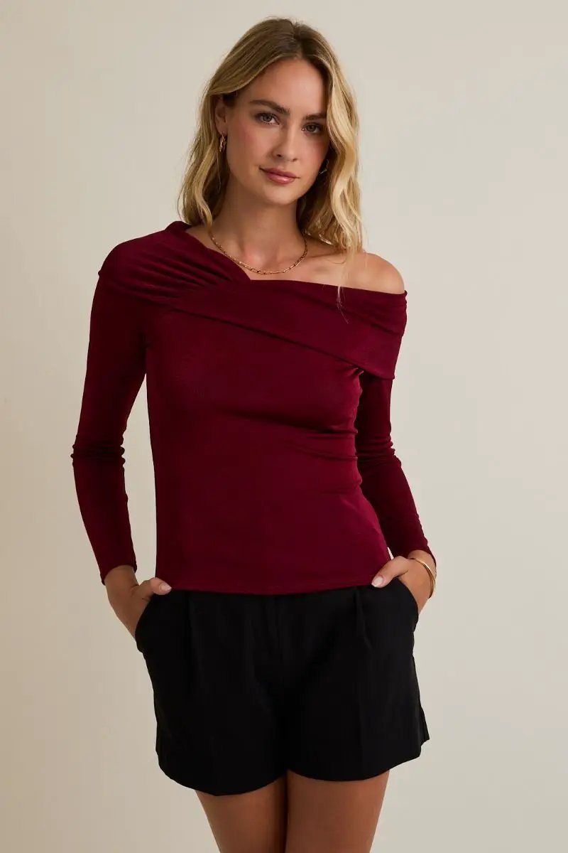 Body Blusa Top Asimétrico Color Vino 🍷 con Manga Larga | Elegante y Ajustado para Mujer by Yanet Collective