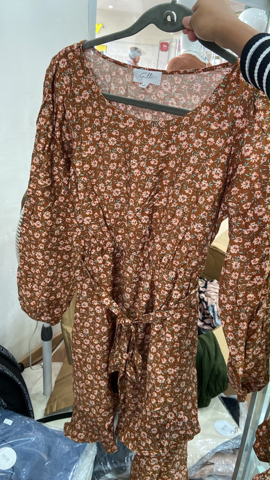 Vestido Midi Floral en Tonos Tierra con Lazo en Cintura