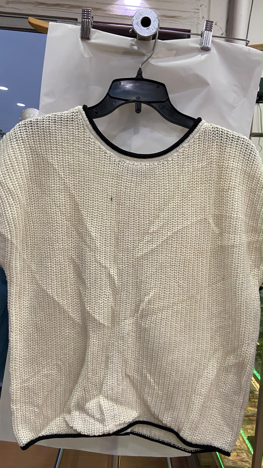 Top de Punto Crema con Ribete Negro - Estilo Boutique