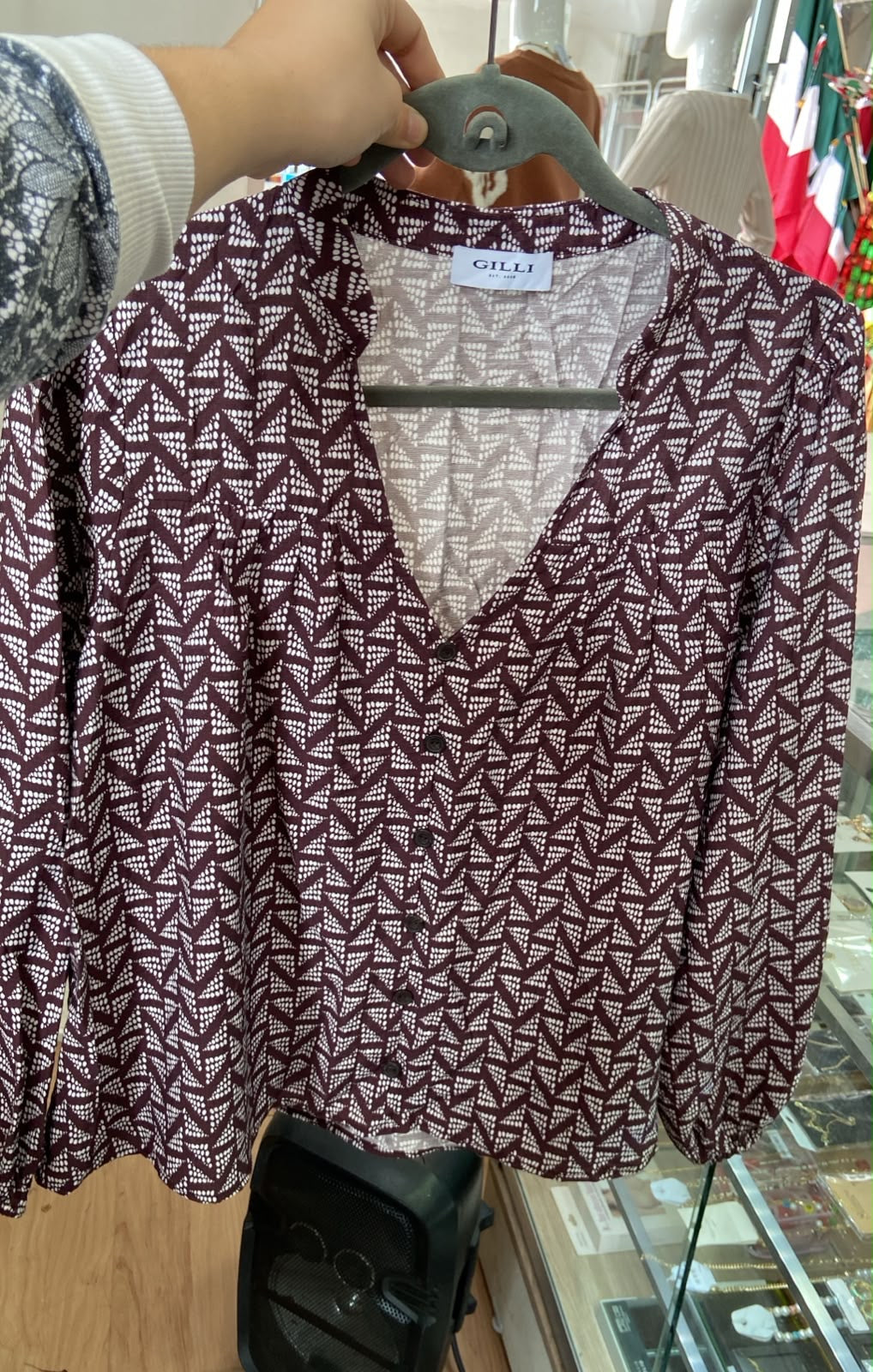Blusa Borgoña con Escote en V y Estampado Geométrico - Estilo Boutique