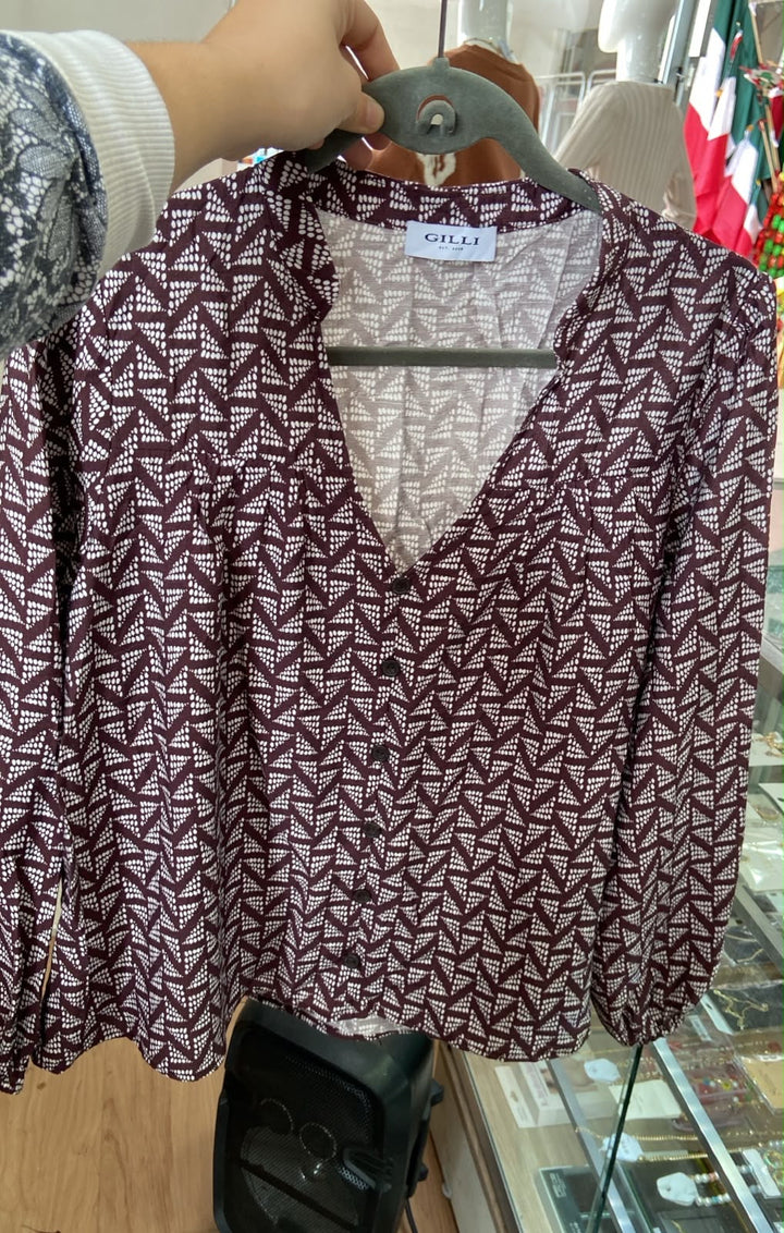 Blusa Borgoña con Escote en V y Estampado Geométrico - Estilo Boutique