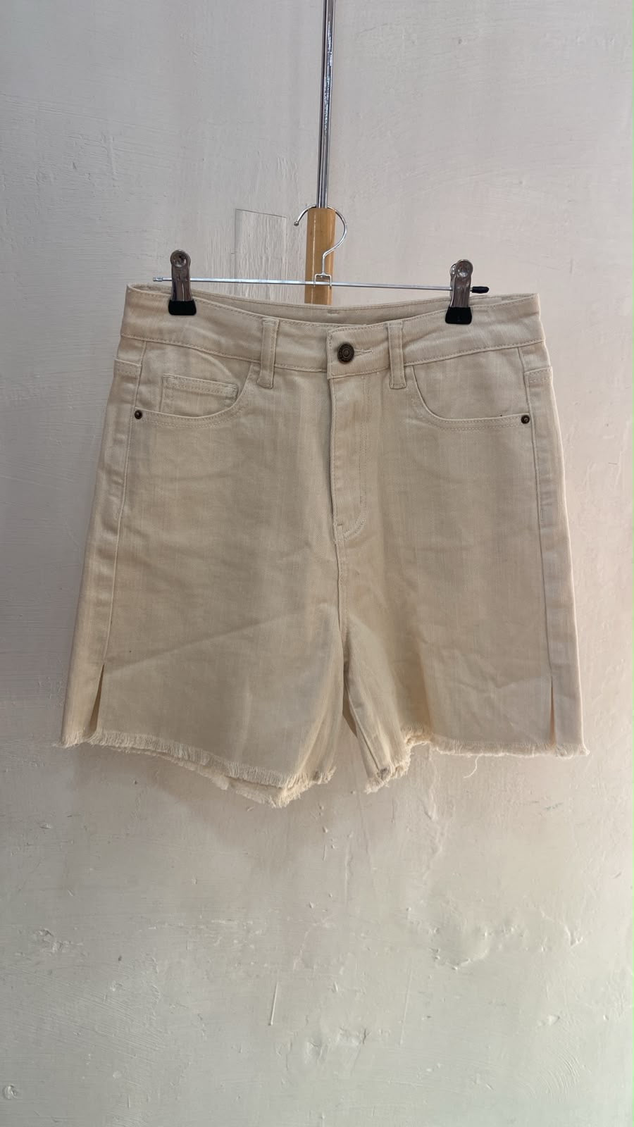 Shorts de Mezclilla Crema de Tiro Alto con Dobladillo Deshilachado