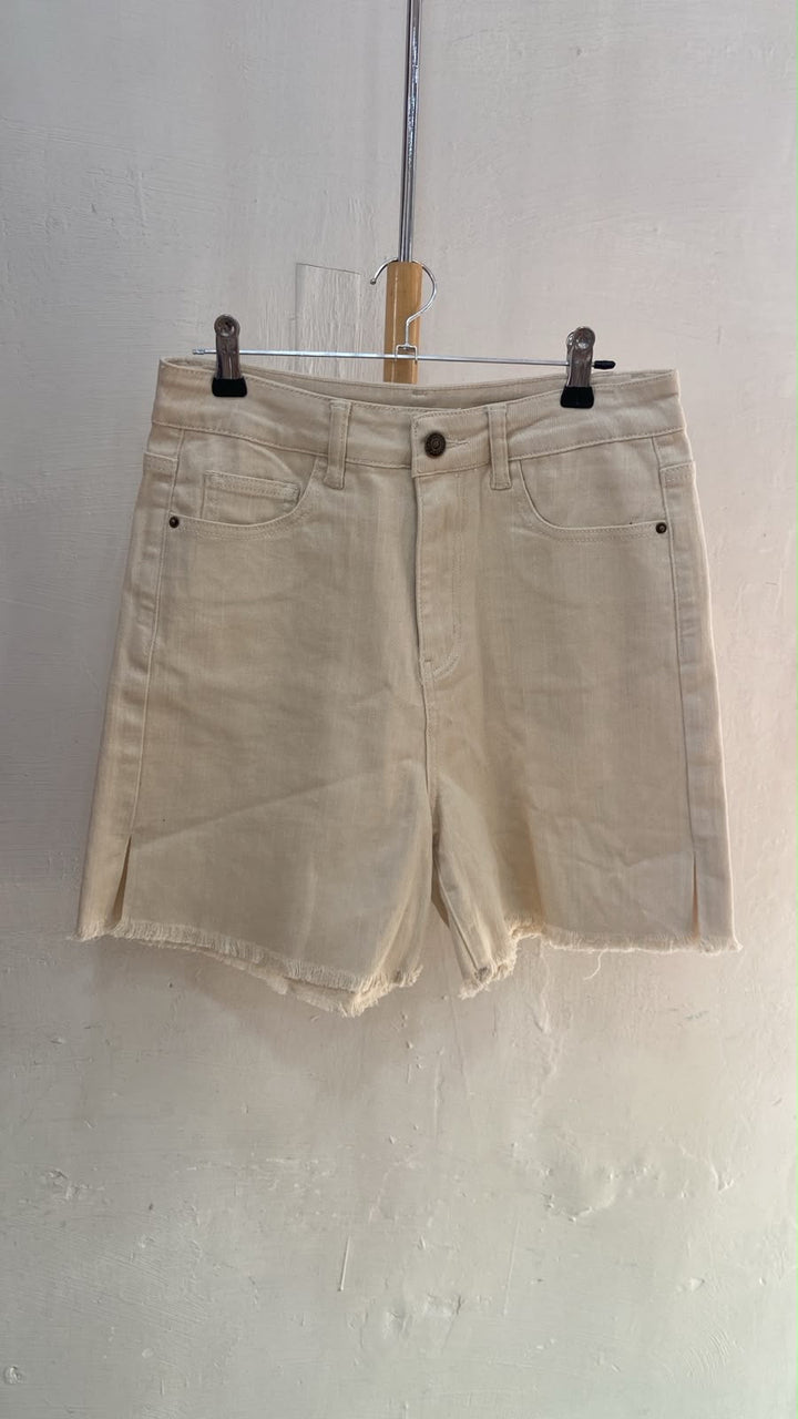 Shorts de Mezclilla Crema de Tiro Alto con Dobladillo Deshilachado