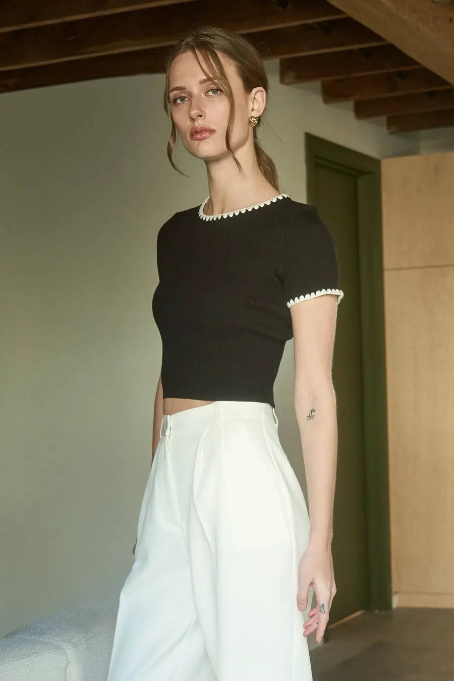 Blusa Top Negro de Punto Contraste Cuello Blanco by Yanet Collective