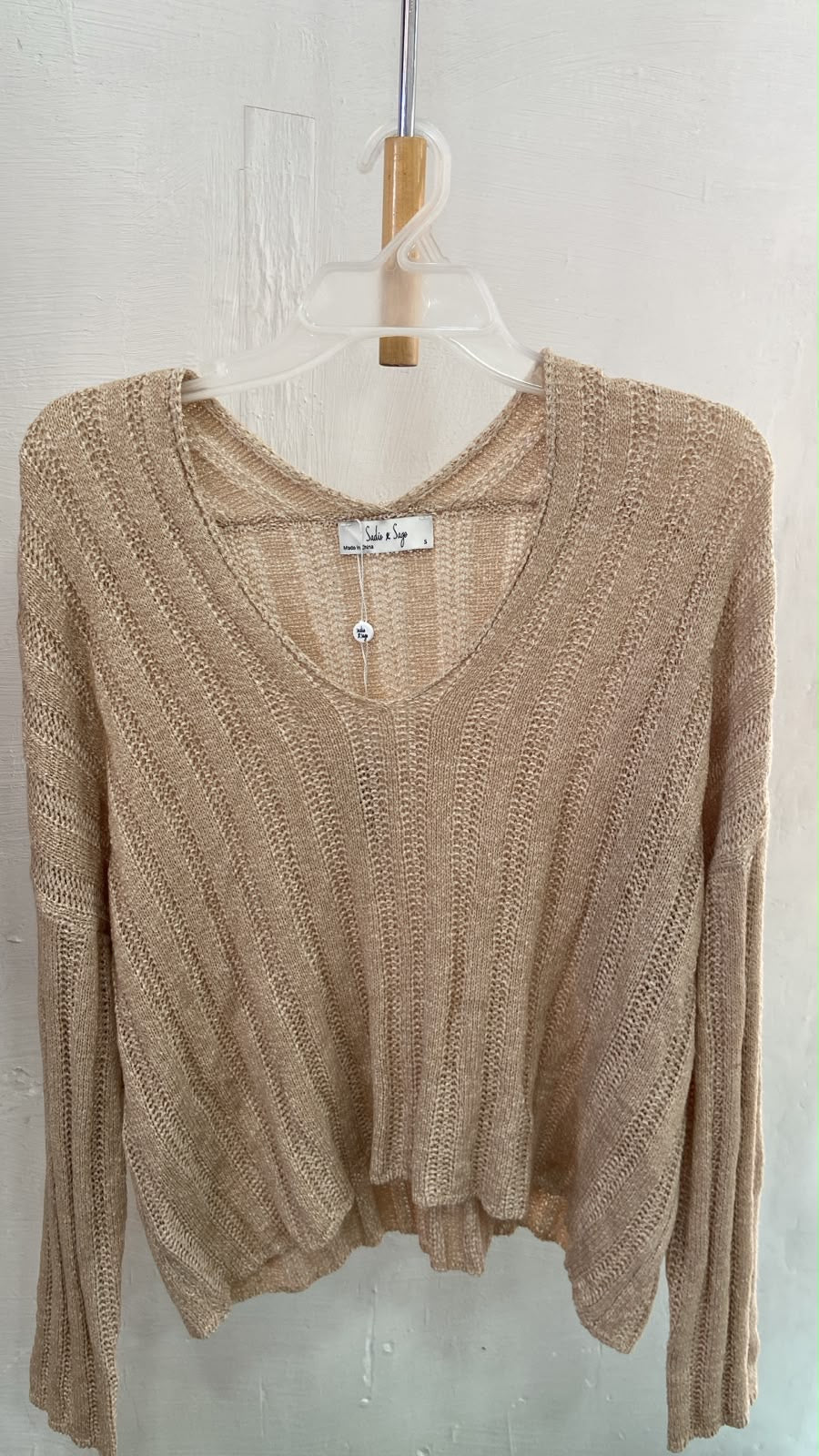 Suéter de Punto Beige con Cuello en V y Textura Acanalada