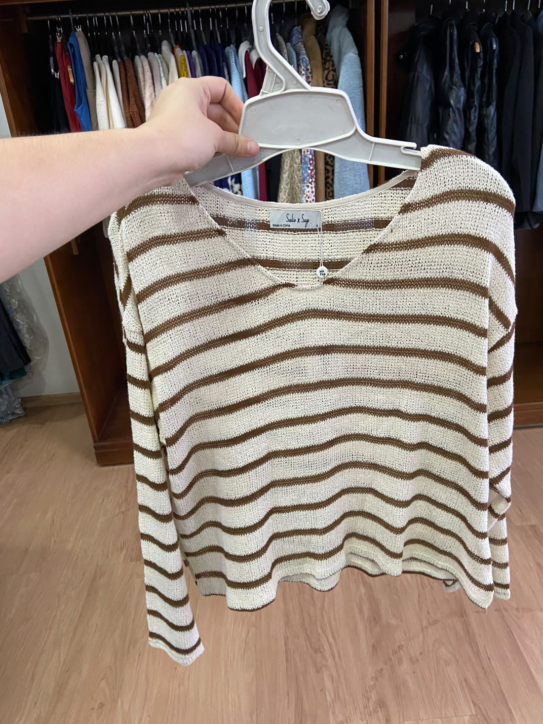 Suéter de Punto a Rayas Crema con Escote en V - Estilo Boutique