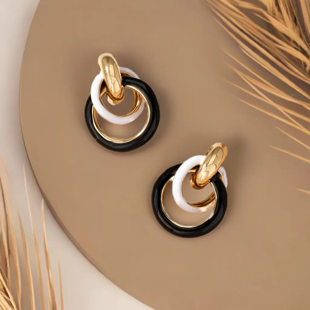 Aretes Entrelazados Con Esmalte Bicolor Hierro Chapado En Oro Brillante Edicion Limitada by Yanet Collection