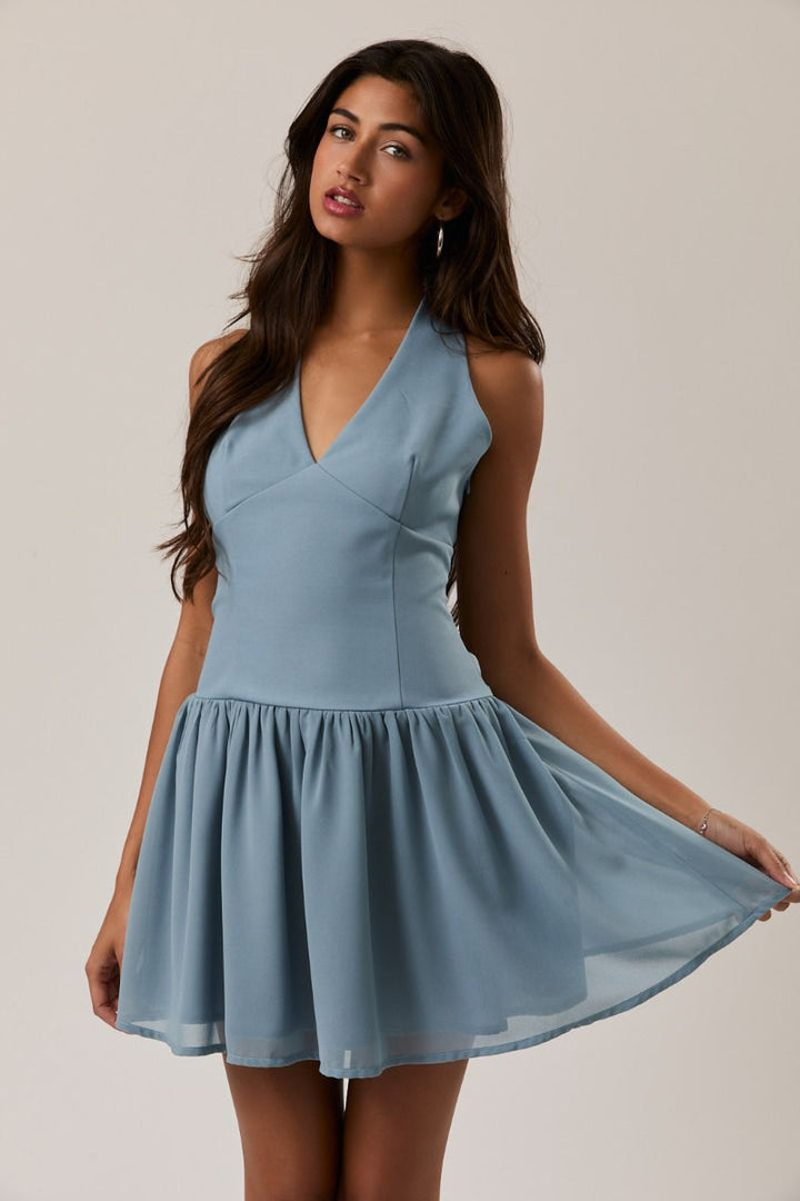 Vestido Corto Azul con Escote Halter y Falda en Contraste - Estilo Veraniego Fluido
