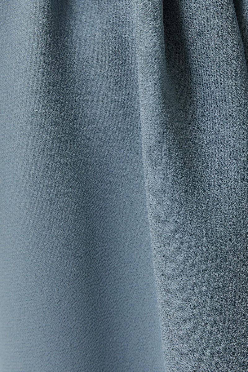 Vestido Corto Azul con Escote Halter y Falda en Contraste - Estilo Veraniego Fluido
