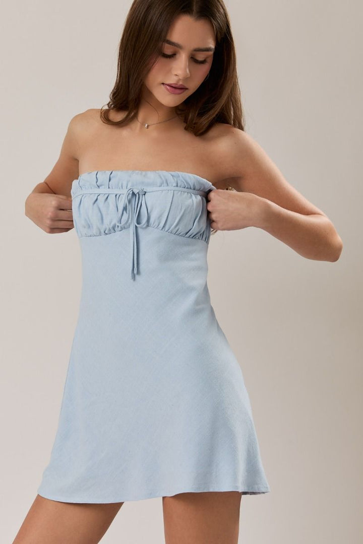 Vestido Corto Azul Claro con Escote Palabra de Honor y Detalle Fruncido – Mezcla de Lino Estilo Veraniego