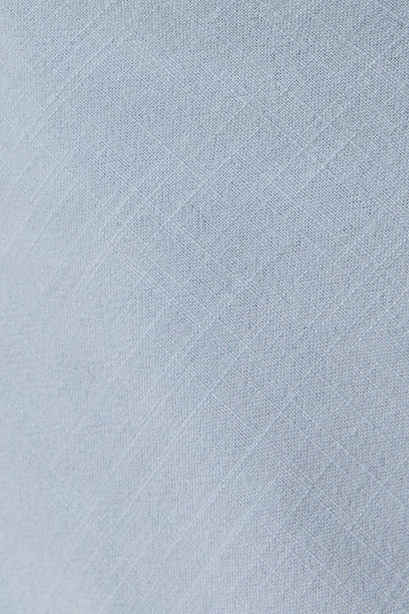 Vestido Corto Azul Claro con Escote Palabra de Honor y Detalle Fruncido – Mezcla de Lino Estilo Veraniego
