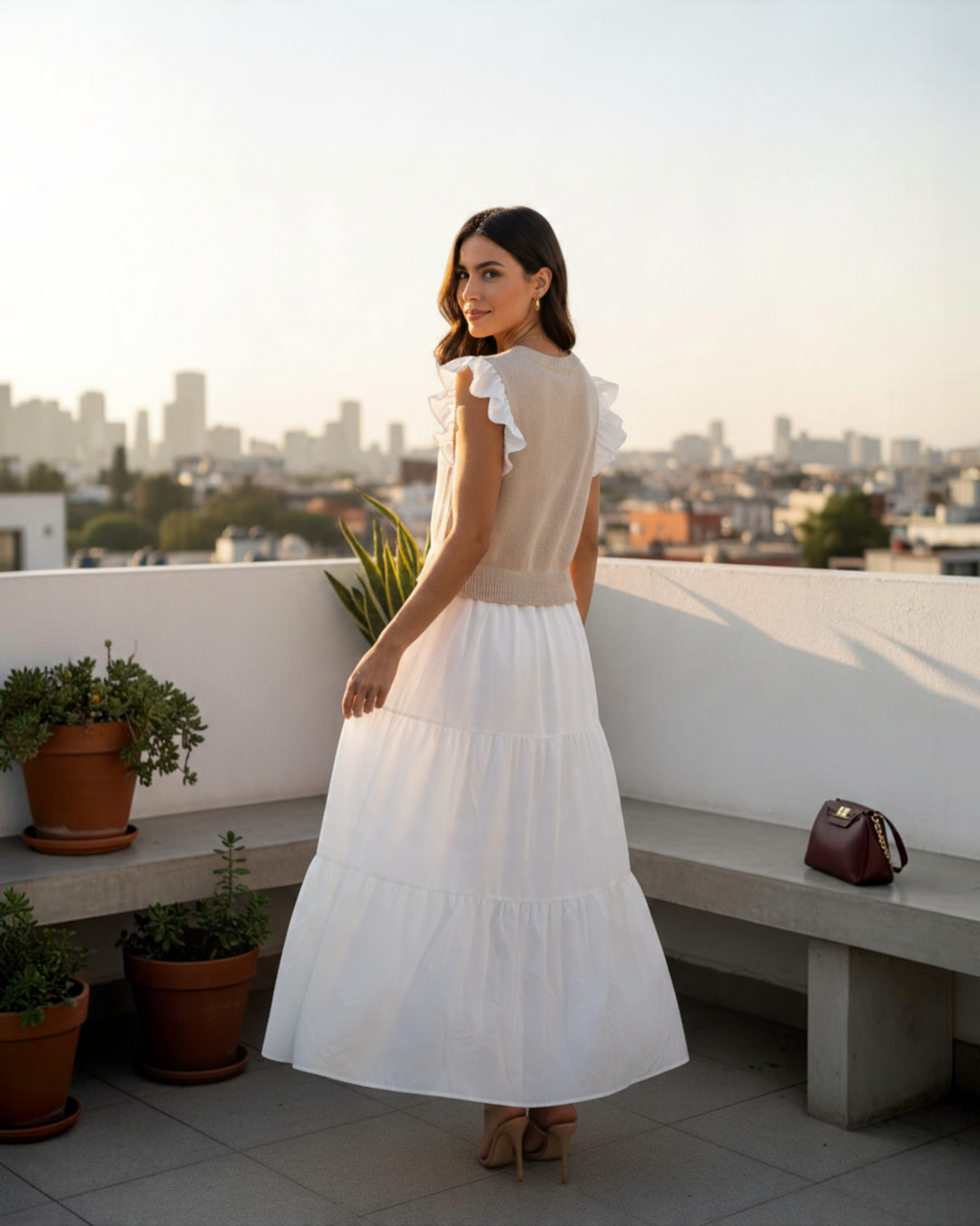 Vestido de Manga Corta Color Beige con Volantes