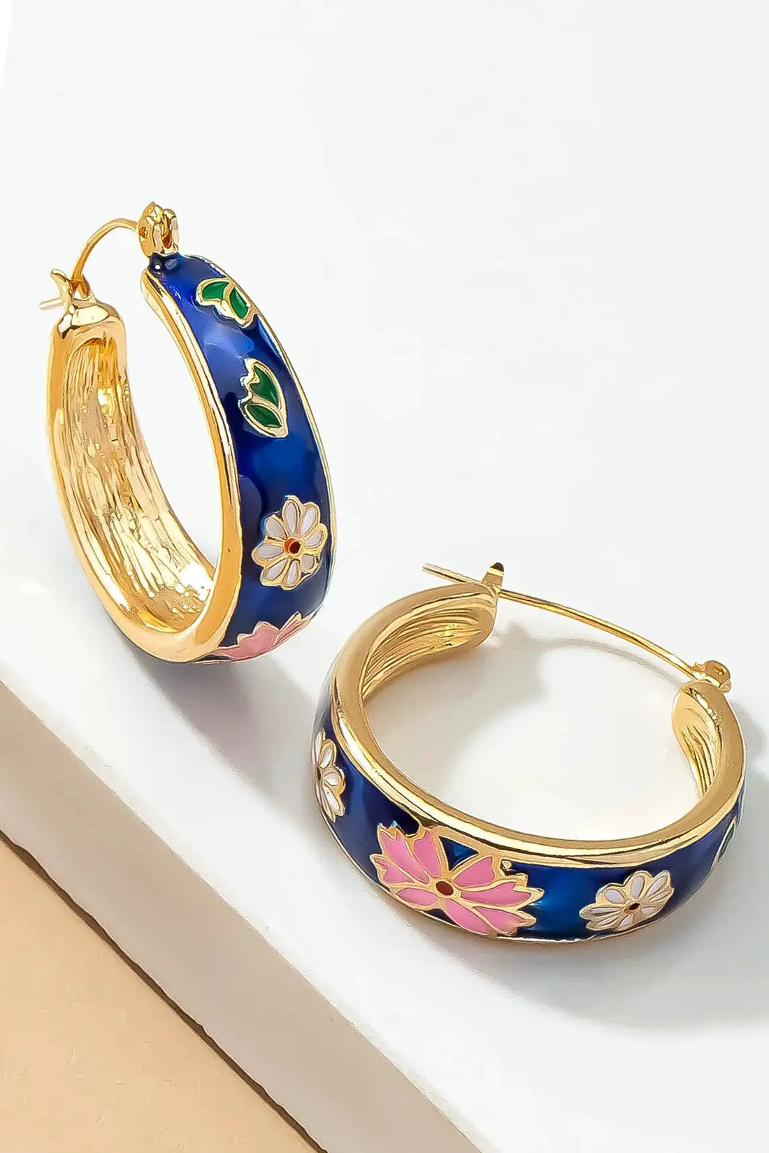 Pendientes de aro de flores de Cloisonne by Yanet Collection