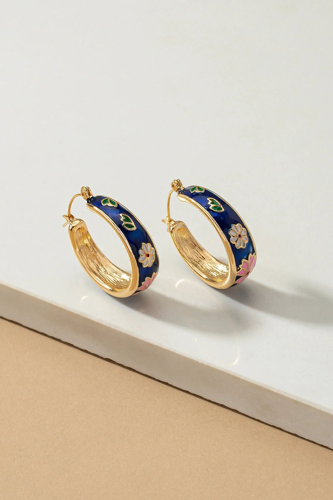 Pendientes de aro de flores de Cloisonne by Yanet Collection