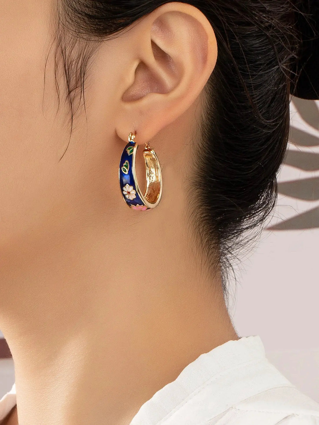 Pendientes de aro de flores de Cloisonne by Yanet Collection