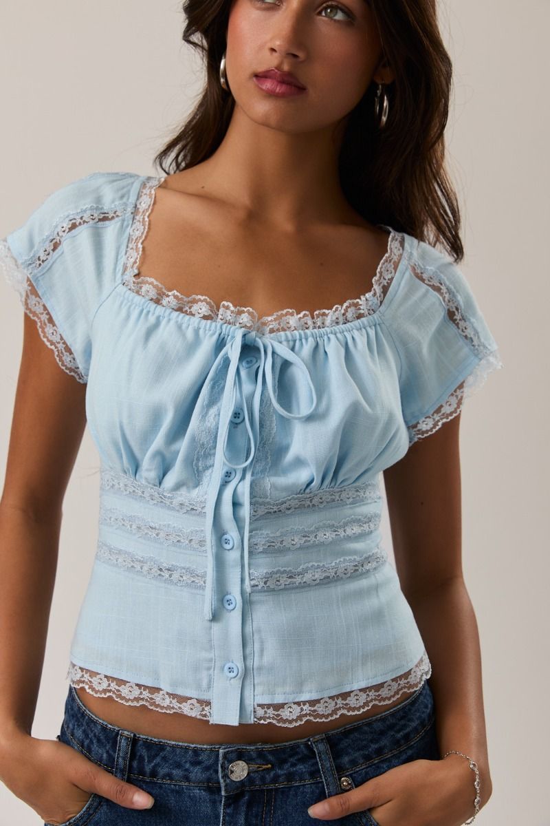 Blusa de Lino con Cuello Cuadrado, Encaje y Botones - Azul Claro