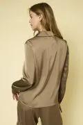 Blusa Satinada Color Olivo Claro 🌿 con Torcido Frontal | Elegante y Moderna para Mujer by Yanet Collective