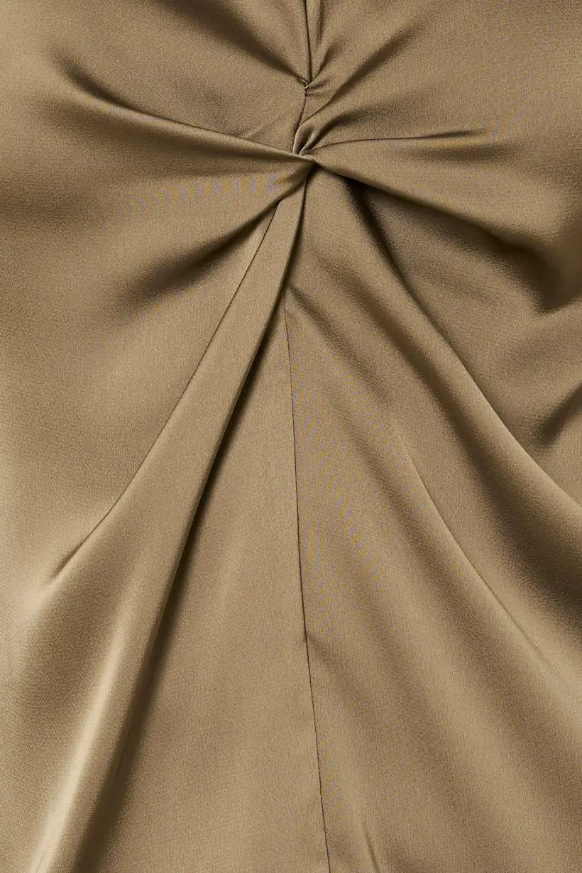 Blusa Satinada Color Olivo Claro 🌿 con Torcido Frontal | Elegante y Moderna para Mujer by Yanet Collective