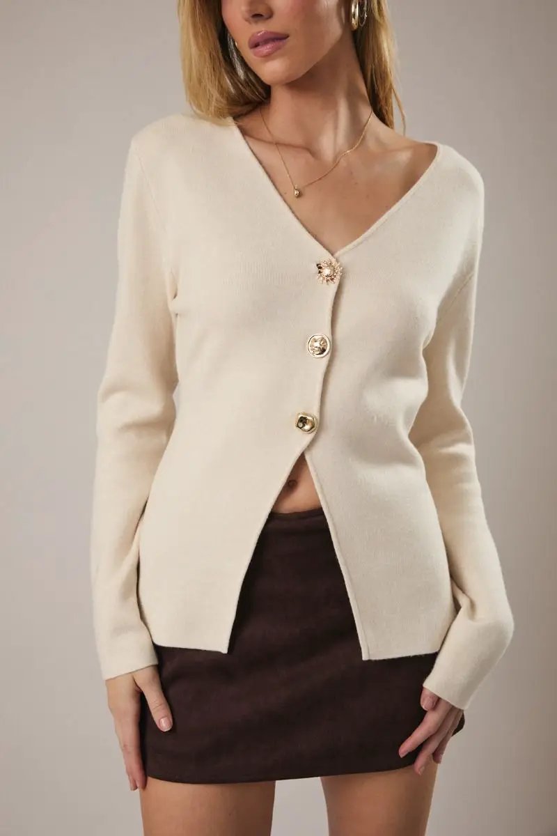 Suéter Cardigan Beige Manga Larga con Cuello en V Botones Dorados by Sunday Edition