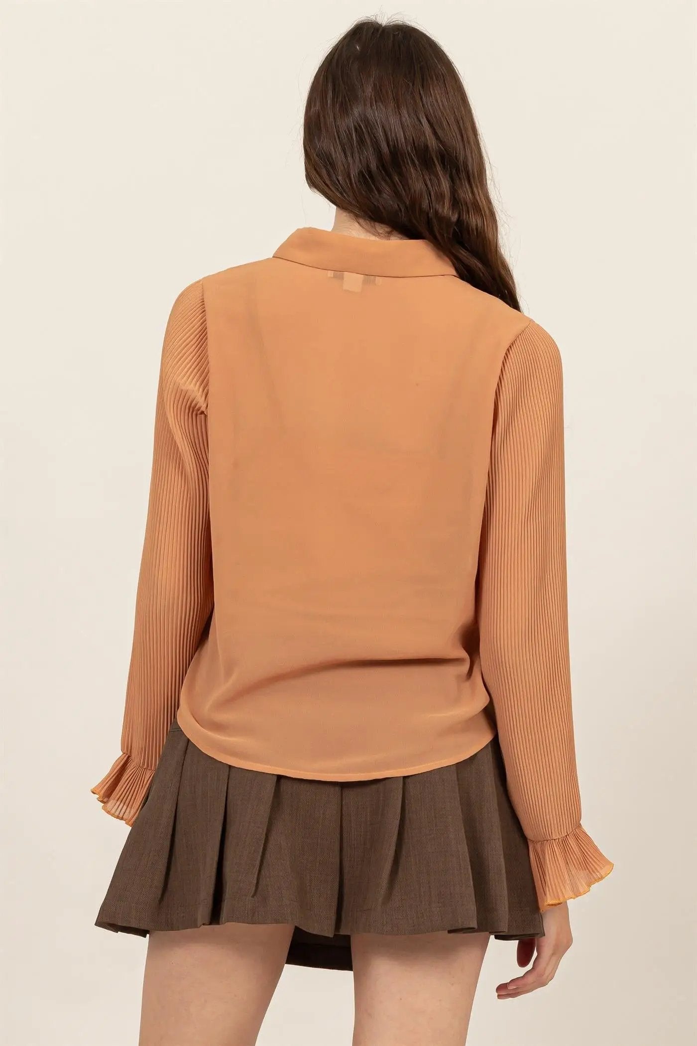 Blusa Elegante de Dama con Forro Interior, Mangas Acampanadas y Cuello Clásico en Khaki by HYFVE
