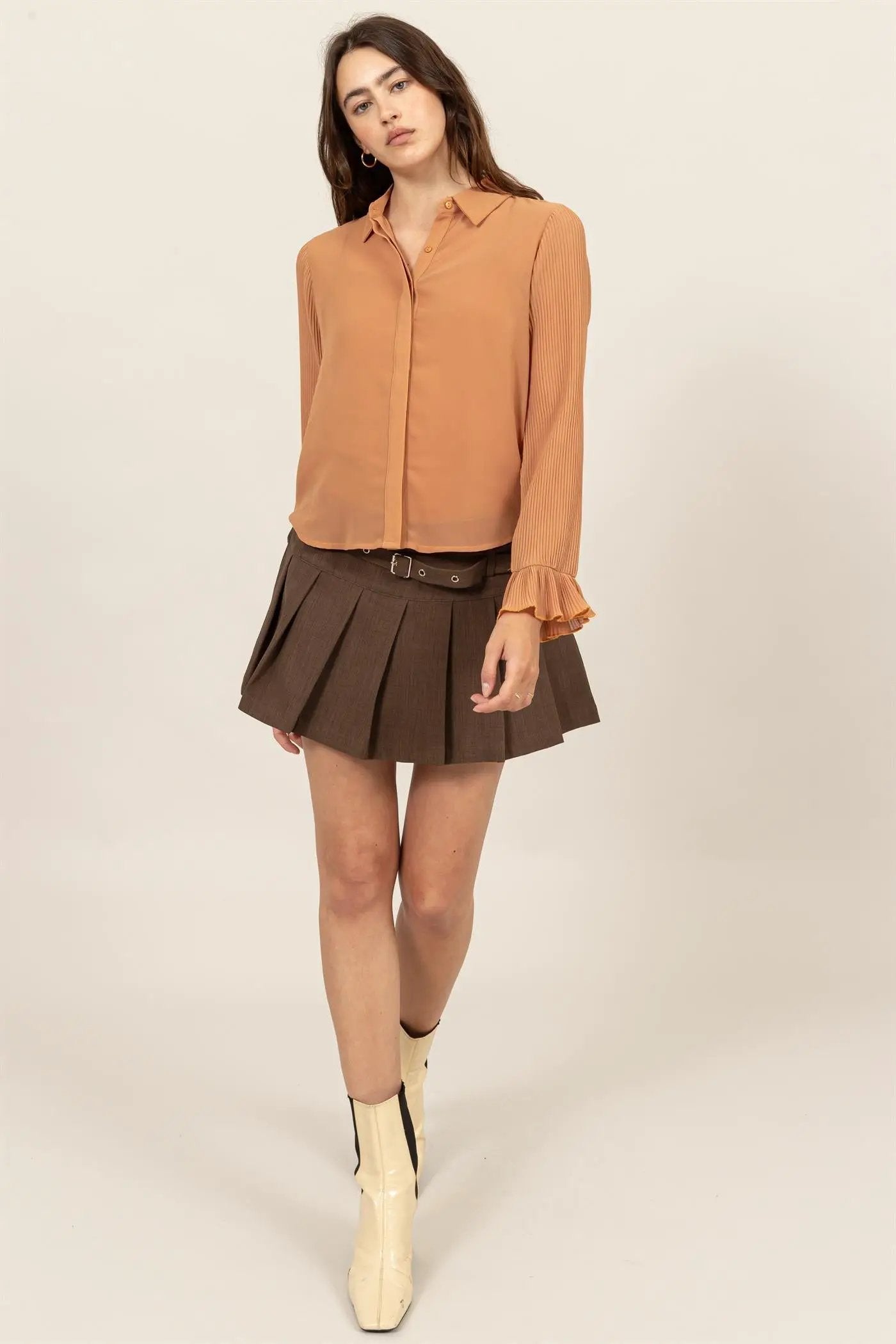 Blusa Elegante de Dama con Forro Interior, Mangas Acampanadas y Cuello Clásico en Khaki by HYFVE