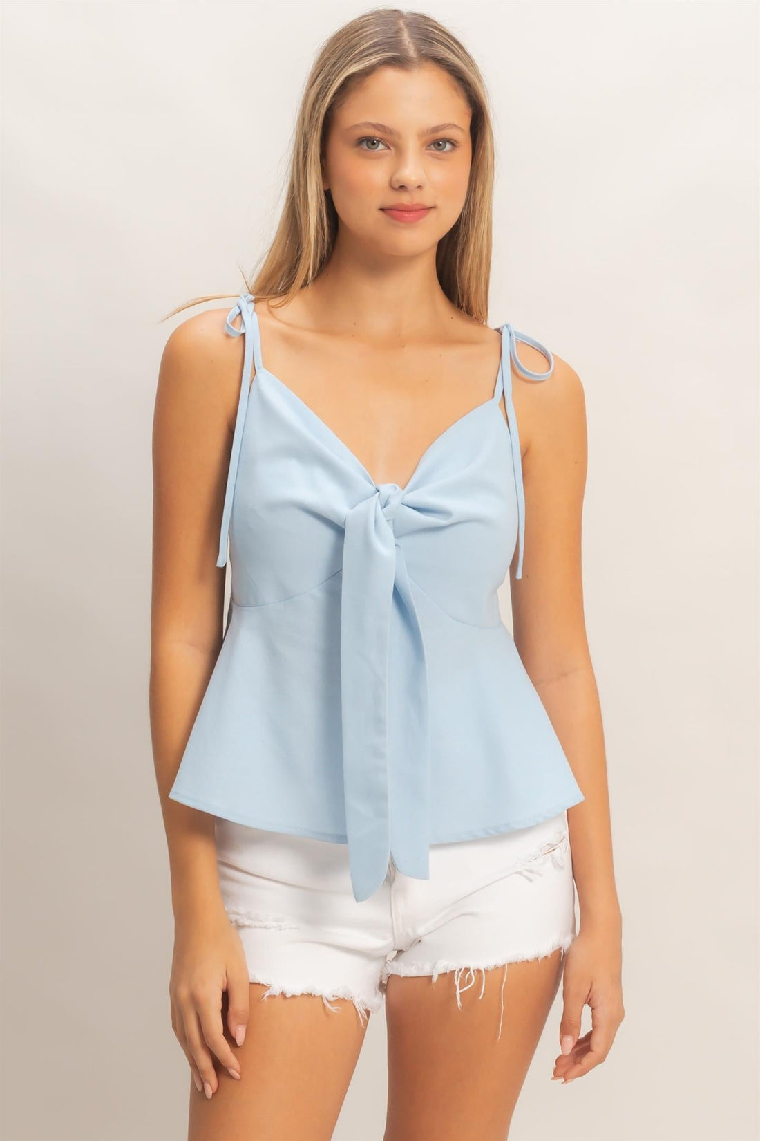 Top Peplum de Tirantes Ajustables en Azul Cielo - Elegancia Boutique