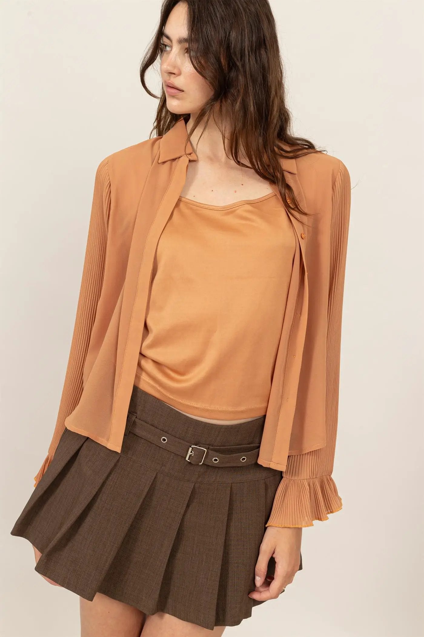 Blusa Elegante de Dama con Forro Interior, Mangas Acampanadas y Cuello Clásico en Khaki by HYFVE