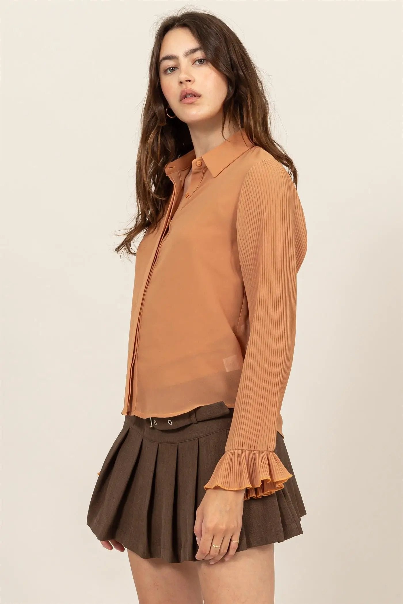 Blusa Elegante de Dama con Forro Interior, Mangas Acampanadas y Cuello Clásico en Khaki by HYFVE