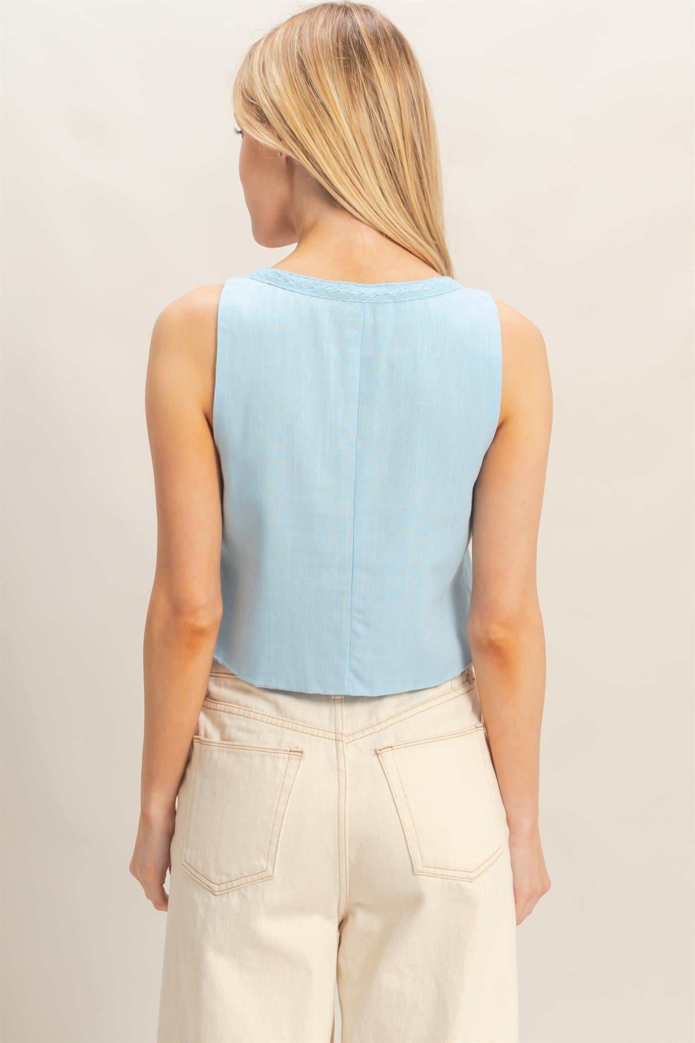 Blusa Romántica de Lino y Rayón en Azul Pastel con Detalle de Encaje y Escote en V