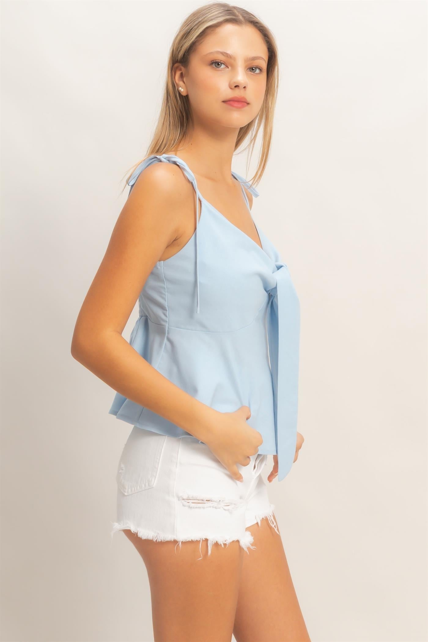 Top Peplum de Tirantes Ajustables en Azul Cielo - Elegancia Boutique
