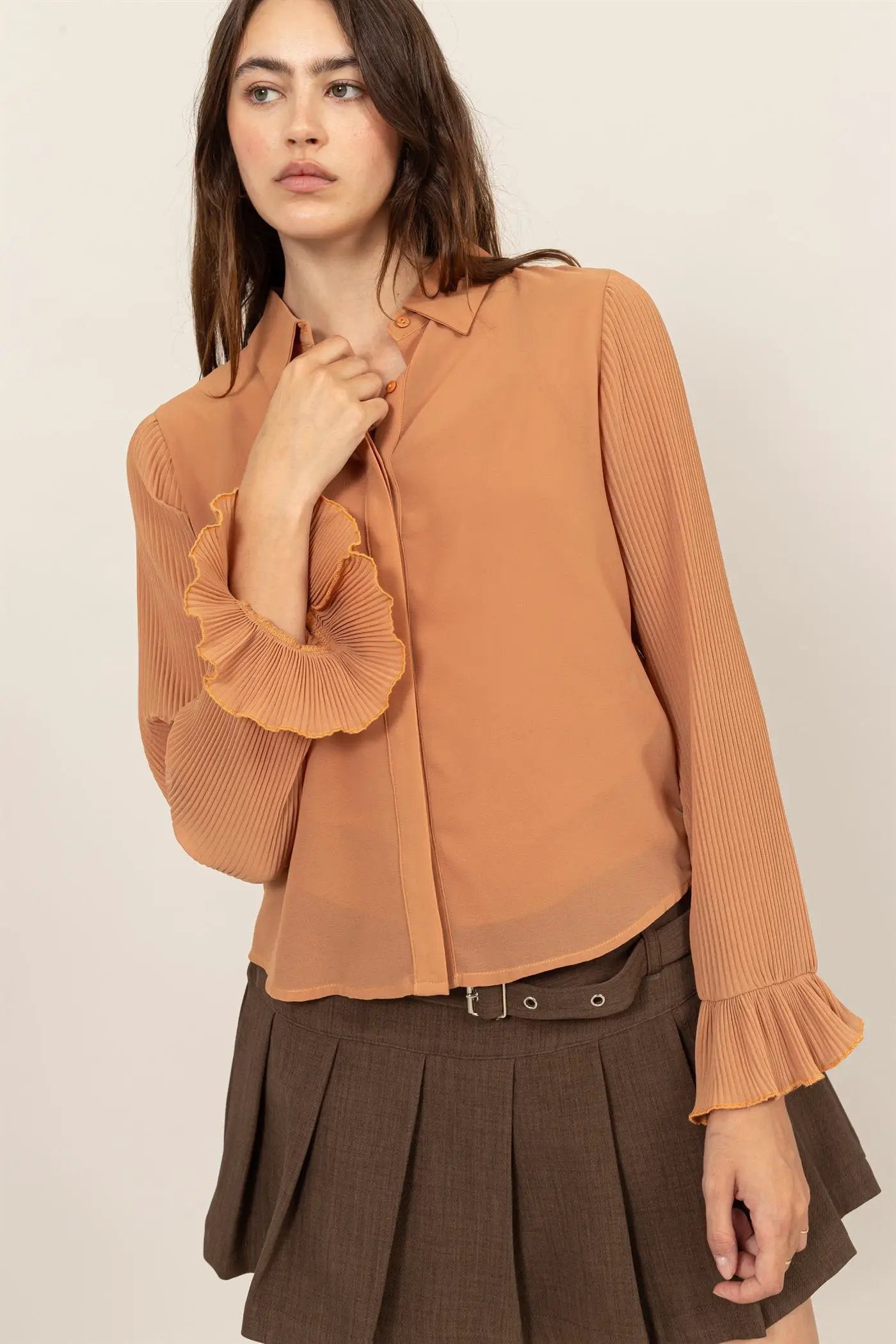Blusa Elegante de Dama con Forro Interior, Mangas Acampanadas y Cuello Clásico en Khaki by HYFVE