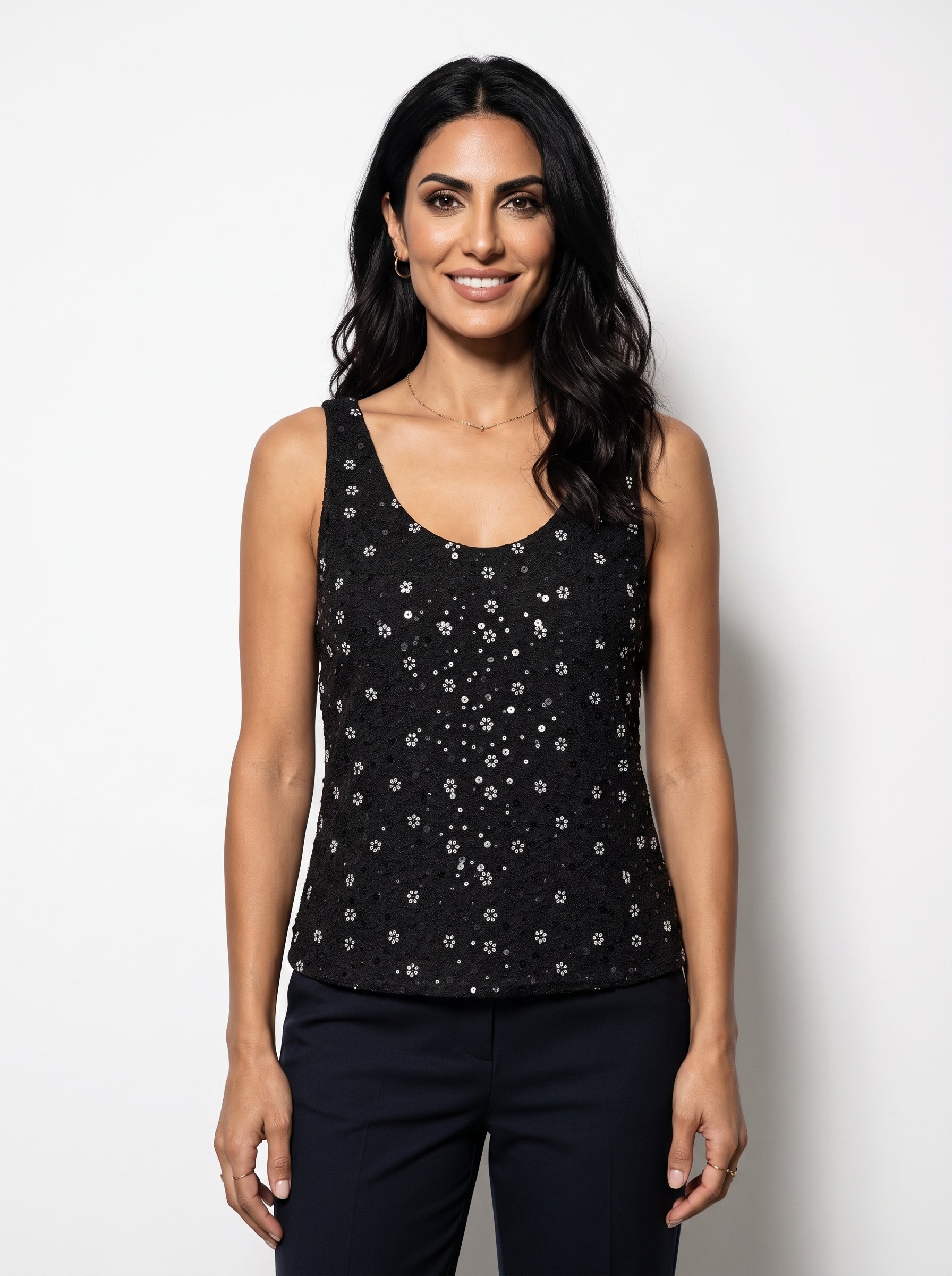 Studio photo of Blusa negra Standing facing the camera, natural confident posture, arms relaxed at sides, front view, full body visible. CAMERA SHOT: A FULL BODY shot capturing the person from head to toe. [Upper body focus]