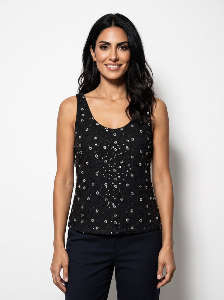 Studio photo of Blusa negra Standing facing the camera, natural confident posture, arms relaxed at sides, front view, full body visible. CAMERA SHOT: A FULL BODY shot capturing the person from head to toe. [Upper body focus]