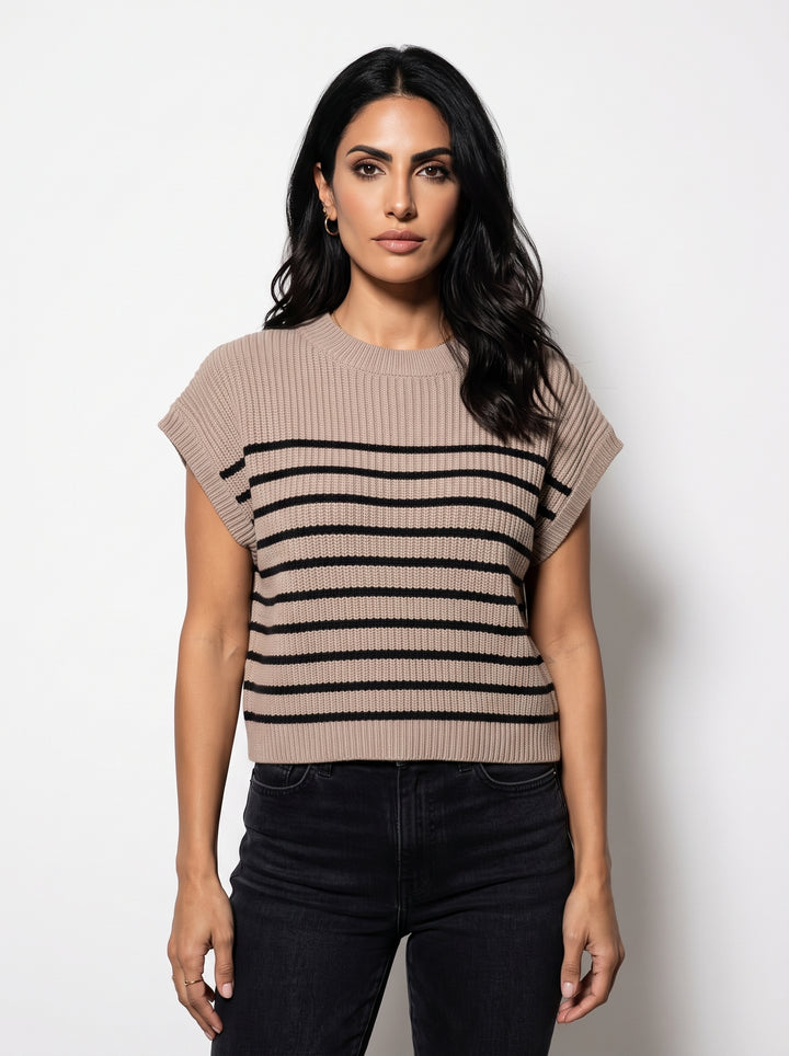 Studio photo of Blusa de punto Standing facing the camera, natural confident posture, arms relaxed at sides, front view, full body visible. CAMERA SHOT: A FULL BODY shot capturing the person from head to toe. [Upper body focus]