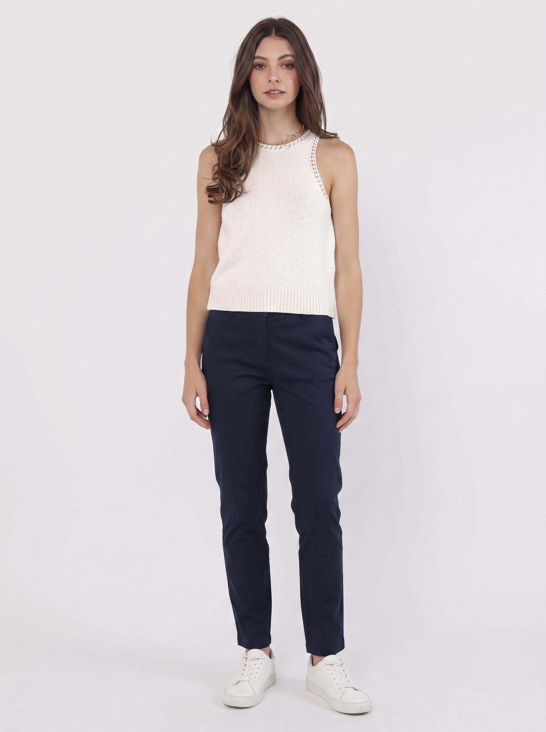 Studio photo of Blusa tejida Standing facing the camera, natural confident posture, arms relaxed at sides, front view, full body visible. CAMERA SHOT: A FULL BODY shot capturing the person from head to toe. [Full body]