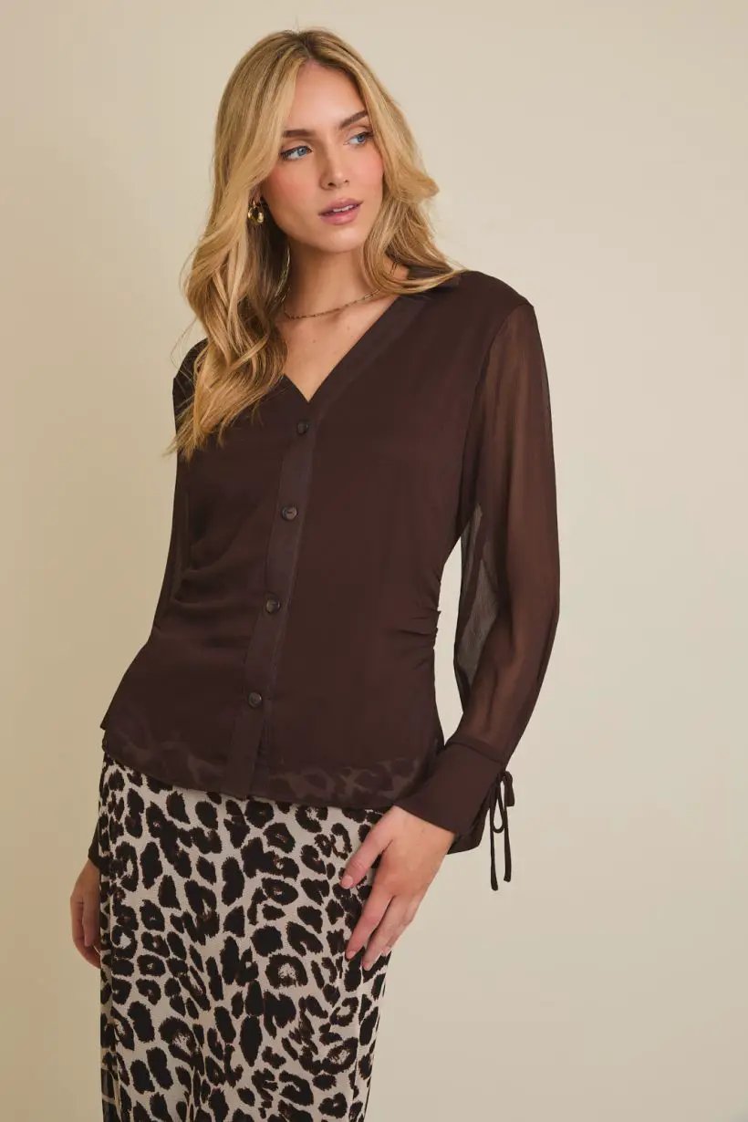 Blusa Chocolate Manga Larga Mujer Elegante con Cuello V y Botones | Top Casual by Yanet Collective